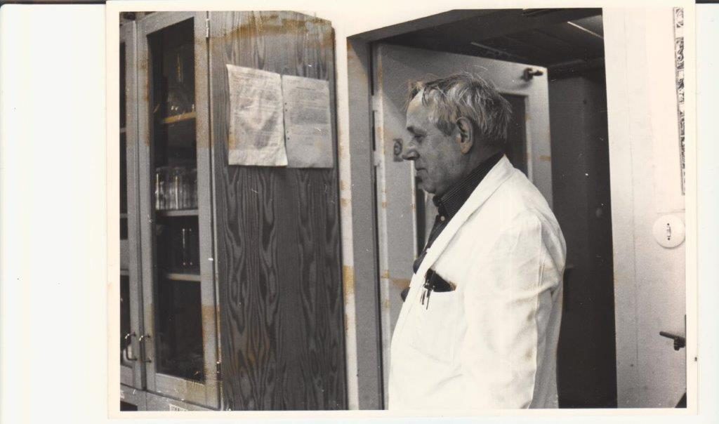 Uno Mikaelsson took care of ordering of chemicals and small equipment .